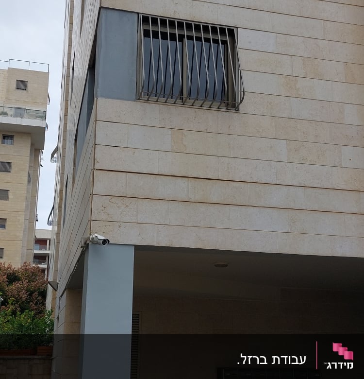 סורגי מתכת על חלון בניין אבן